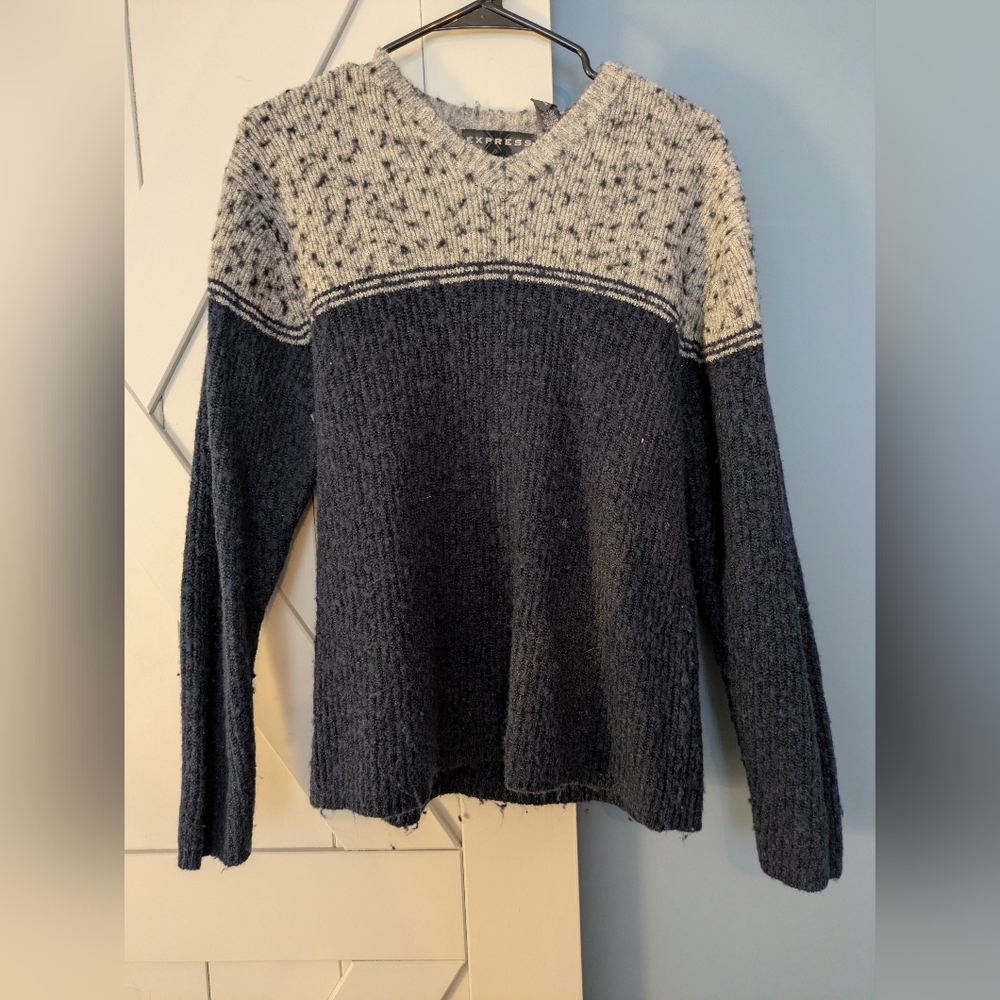 Express Men's Navy and Cream Crewneck Sweater